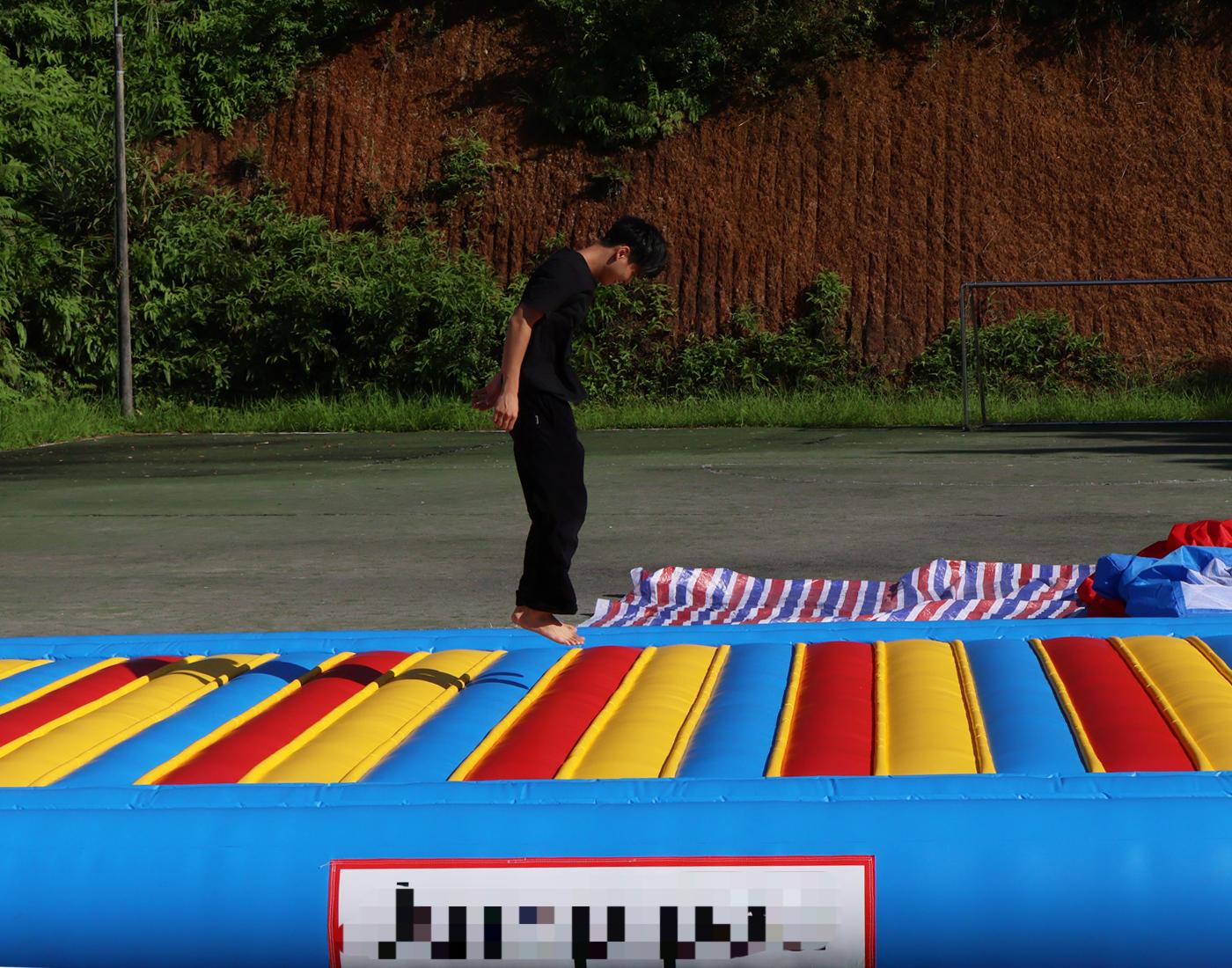 Inflatable Bounce Pad for Gym  - Kids Outdoor Jump House 评论和价格
